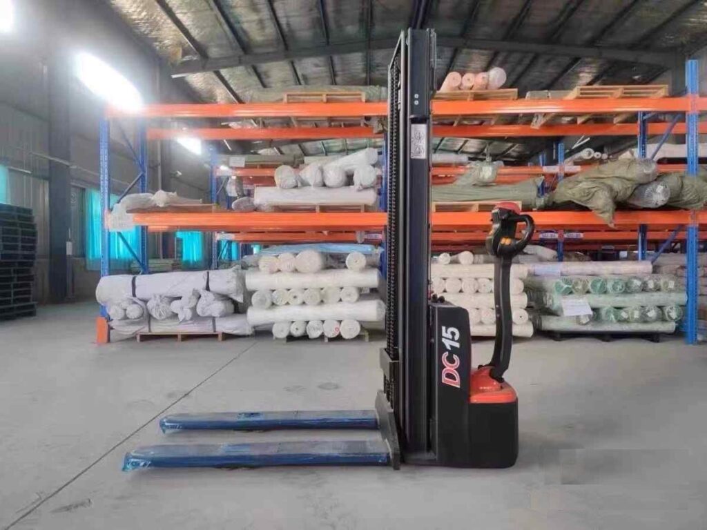 Heli electric pallet stacker side view